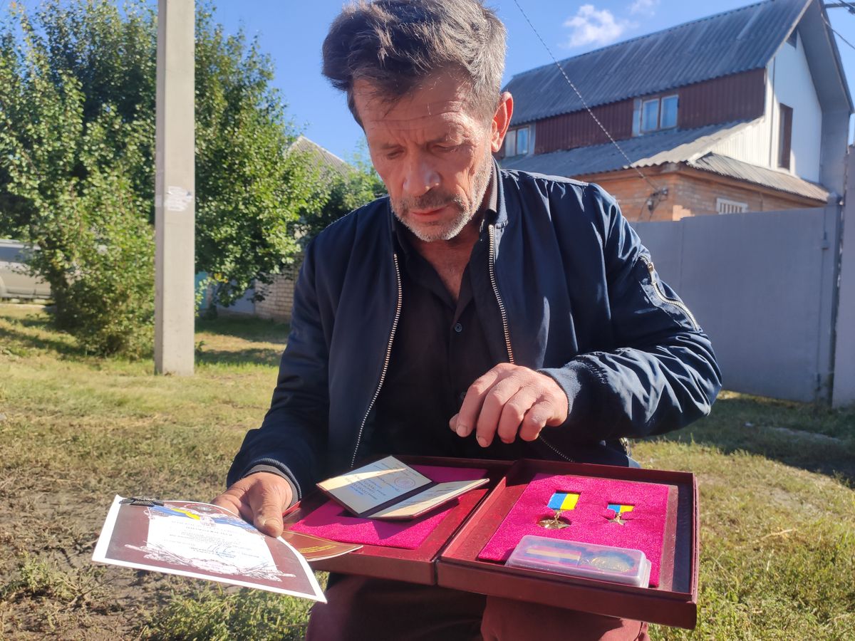 Встиг винести тільки нагороди сина: у Харкові російська ракета знищила будинок батька героя Небесної Сотні